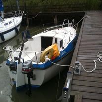 Purjehduksen aloittaminen päivä 0: vene rikaamattomana laiturissa.