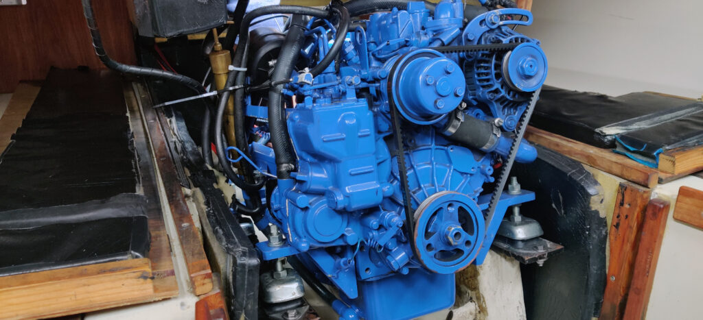 Purjeveneen syyshuolto alkamassa: sininen mootori esillä. 