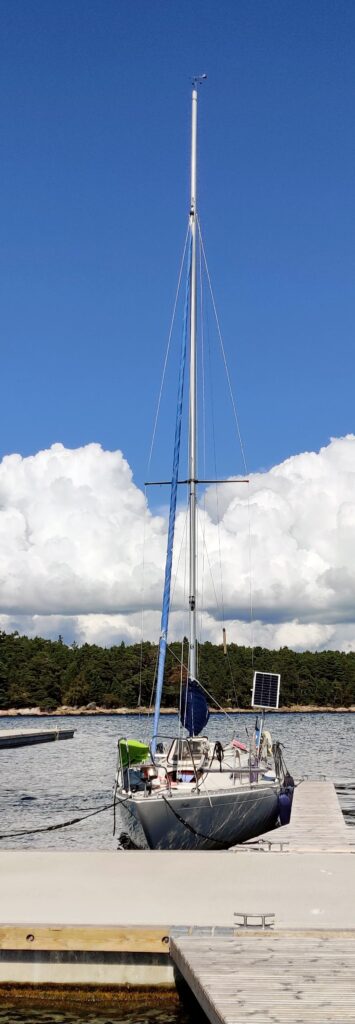 purjeven laiturissa, kuvattuna edestä päin