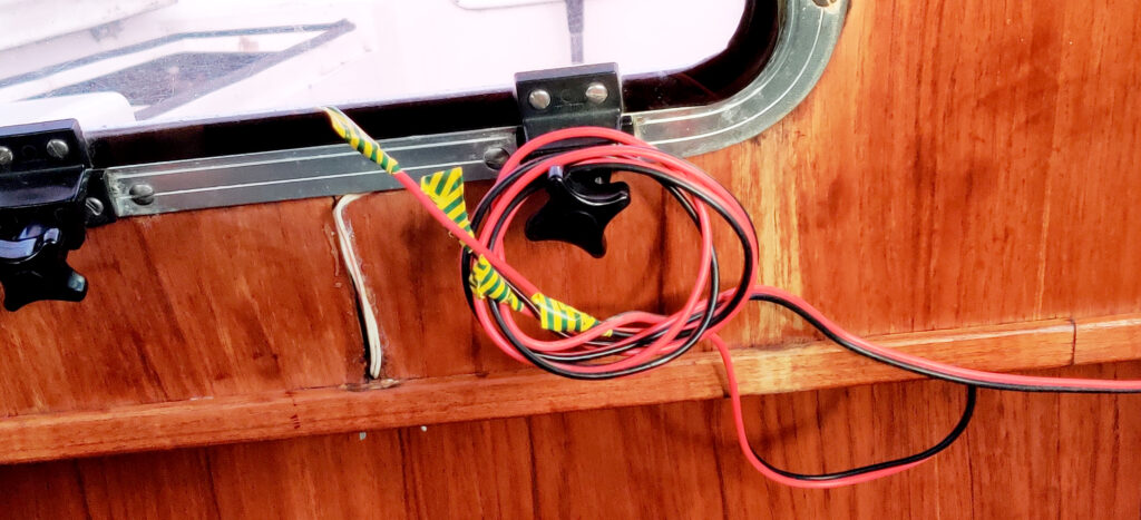 Johtoja kiepillä ikkunan pidikkeessä