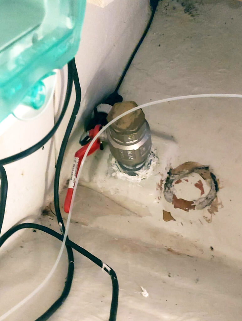 Läpivienti veneen sisältäpäin.