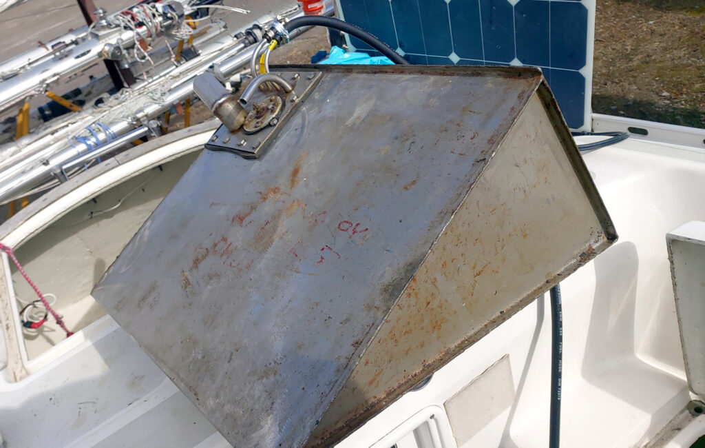 Veneen polttoainelinjan uusiminen käynnissä: metallinen tankki ulkona lokerosta