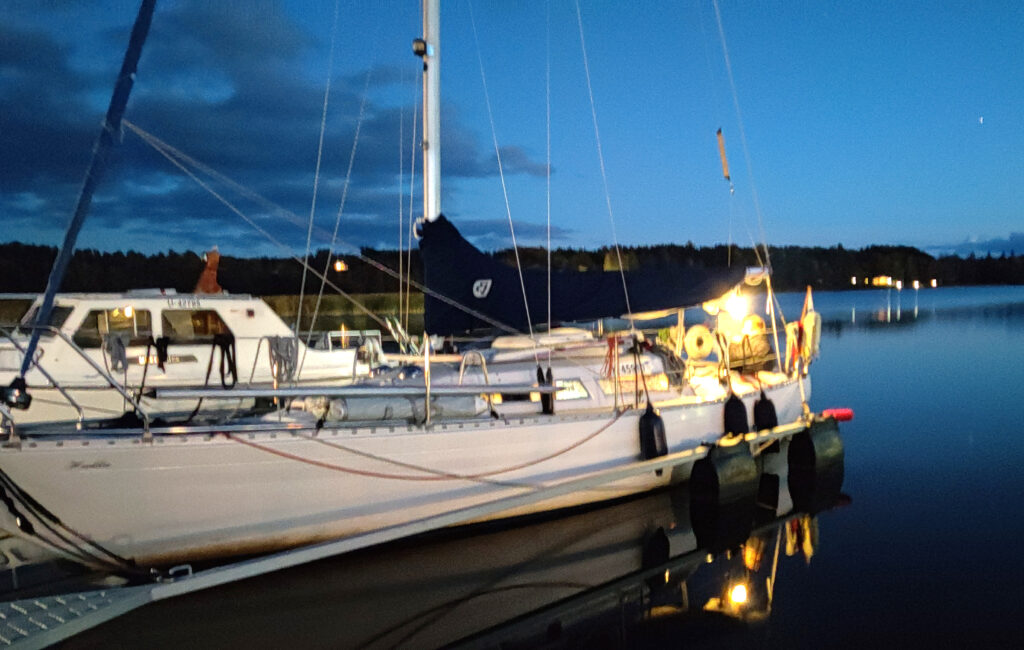 Purjevene sinisessä illassa laiturissa.