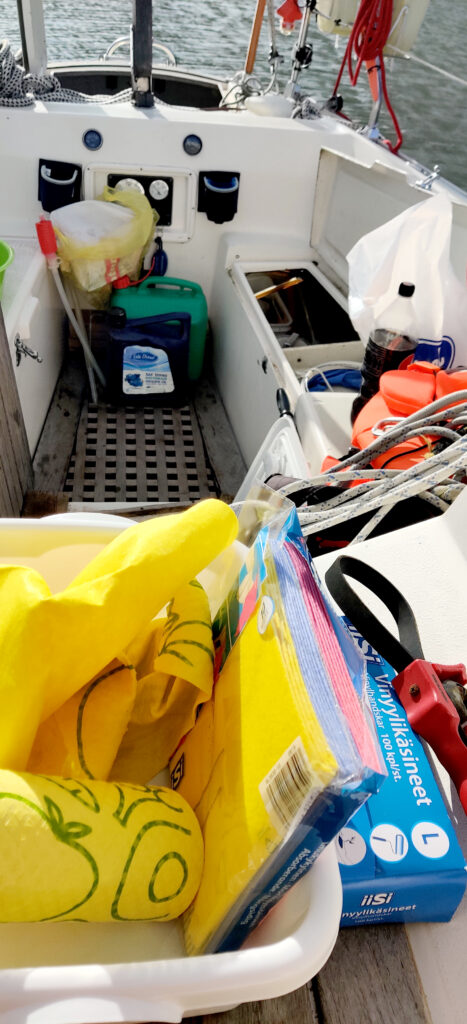 Veneen sitlootassa korjaus- ja huoltotavarat lokeroista tyhjennettynä