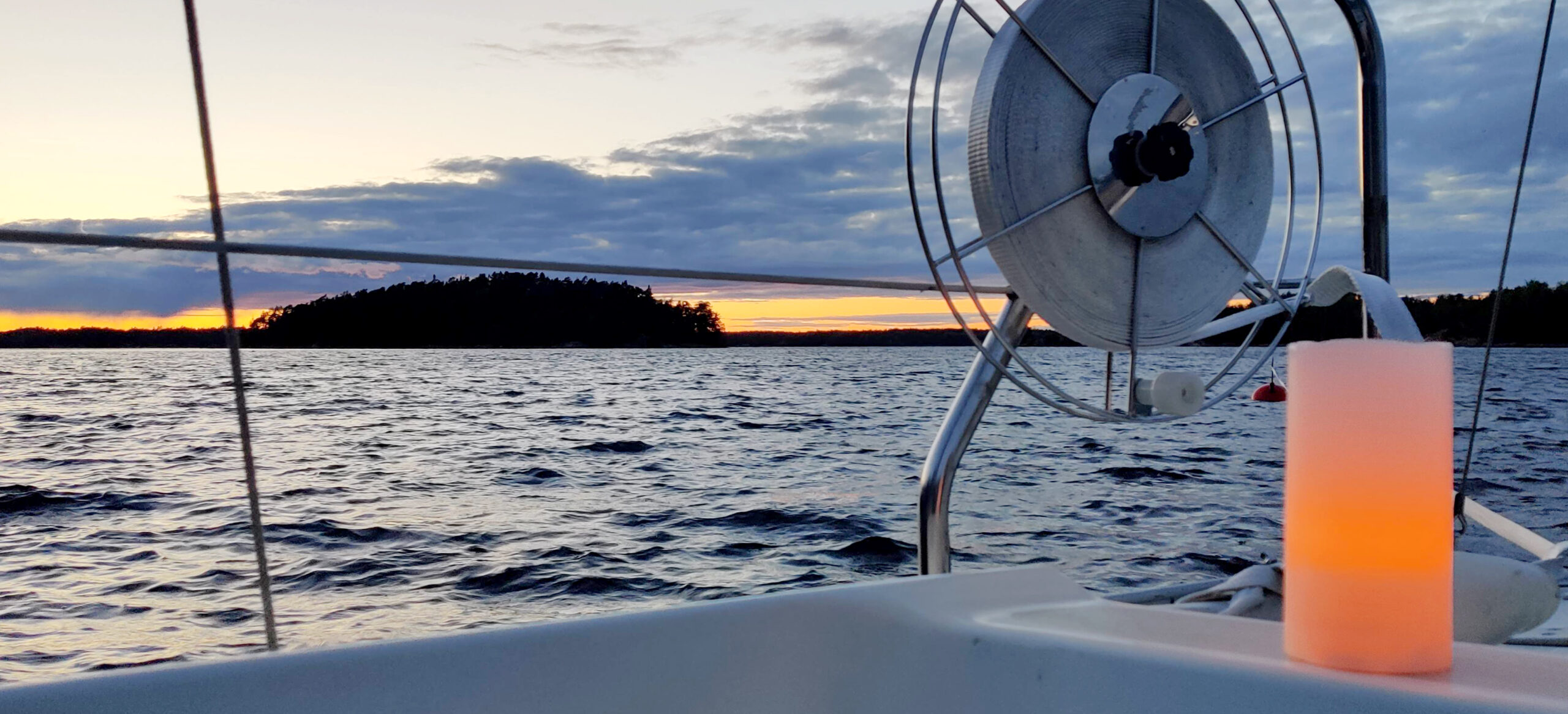 Merimaisema: saari ja auringonlasku