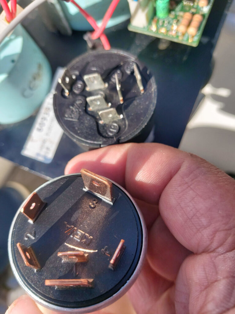 Kaksi virtalukkoa, joiden liittimet ovat ihan erilaiset