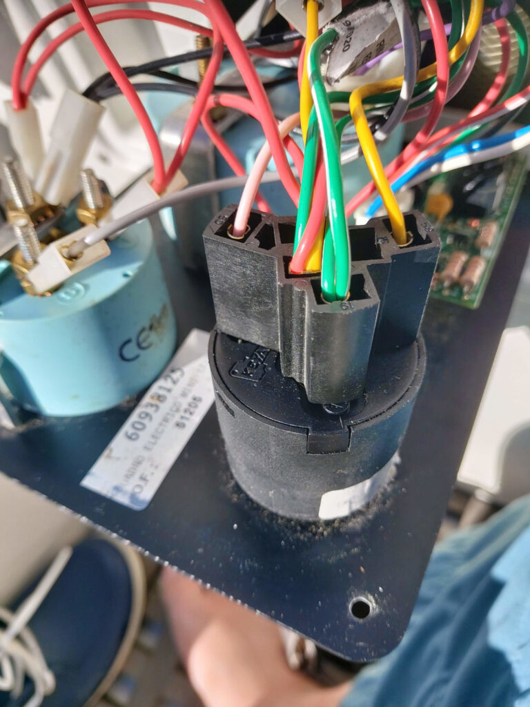 Veneen sähkövika ei löydy! Ohjaustaulu auki ja johdot esillä.