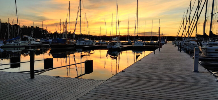 Auringonlasku laiturin taakse
