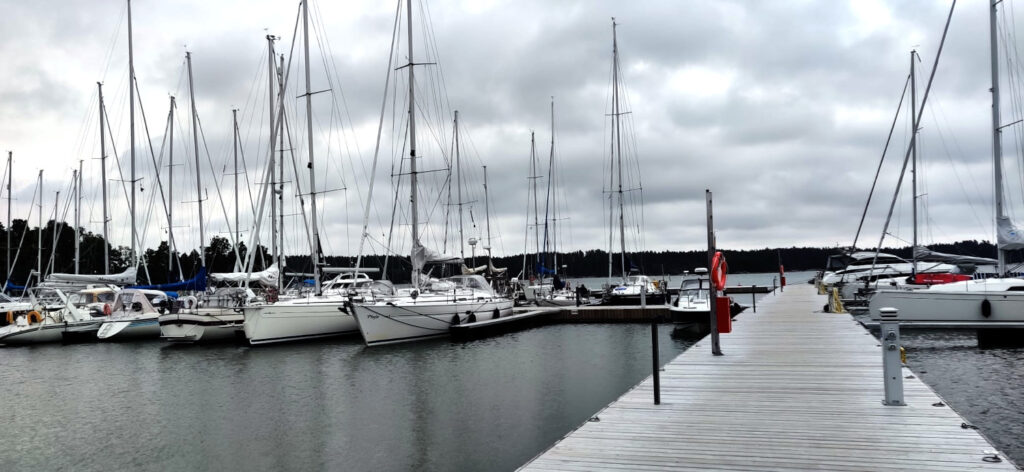 Laituri, jossa enimmäkseen purjeveneitä.