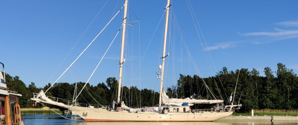 Purjelaiva Helena laiturissa