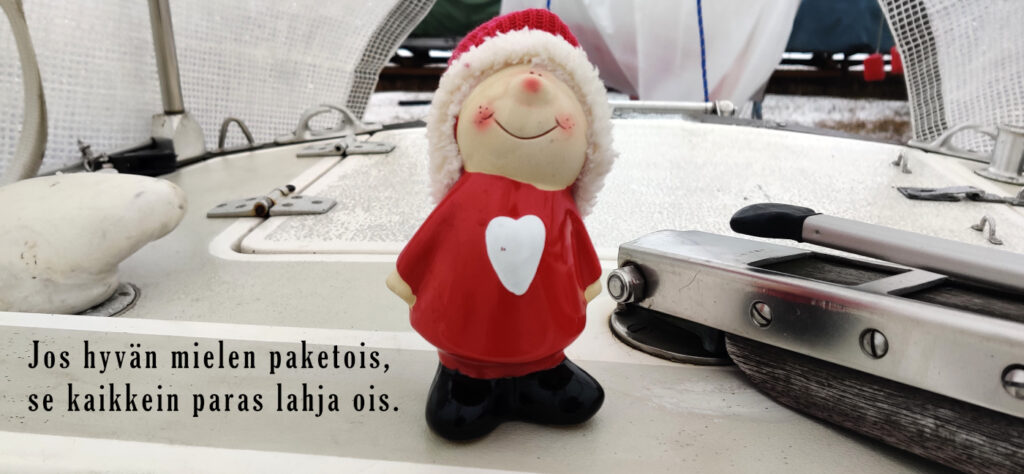 Joulutonttu veneen takakannella