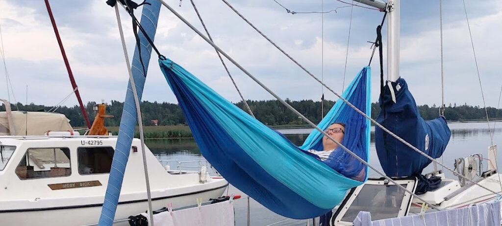 Försti riippumatossa veneen keulakannella