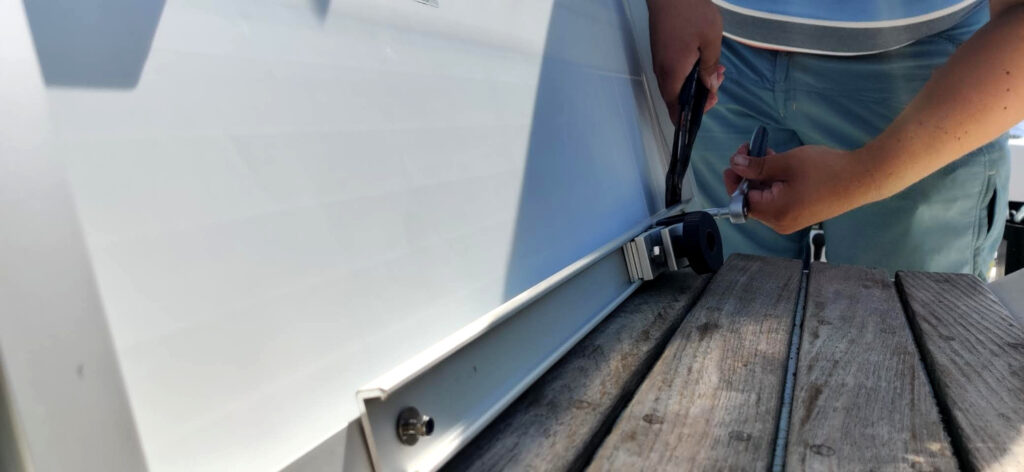 Aurinkopaneelin asennus veneeseen: kiskojen kiinnitystä.