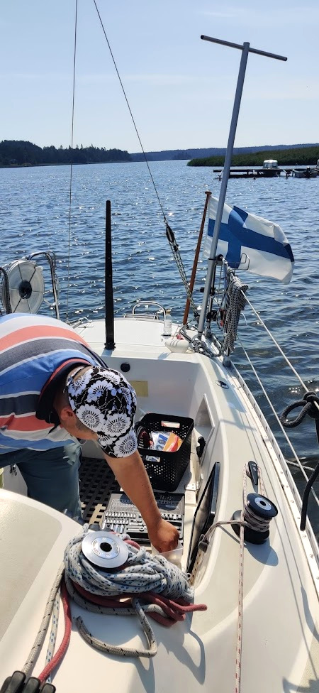 Kapteeni asentamassa veneellä