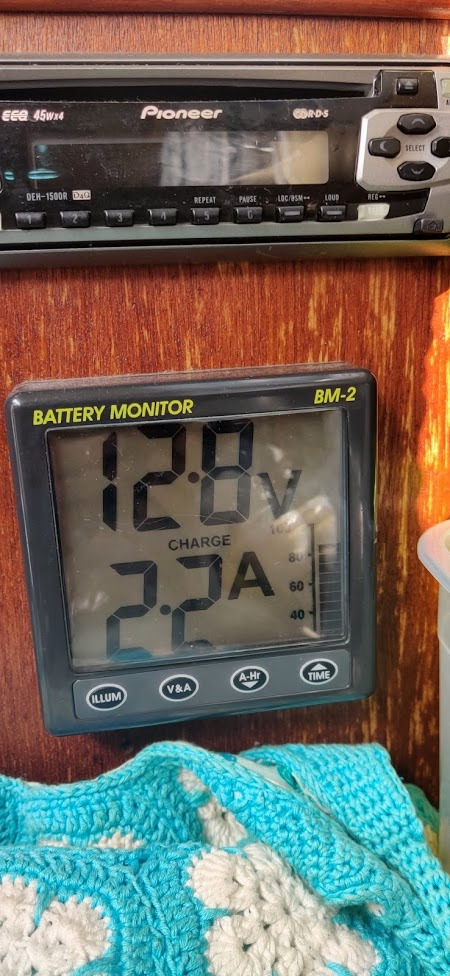 Veneen aurinkopaneelin asennus on tehty: Akkumonitori näyttää hyvää latausta