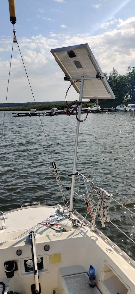 Auinkopaneeli telineessään