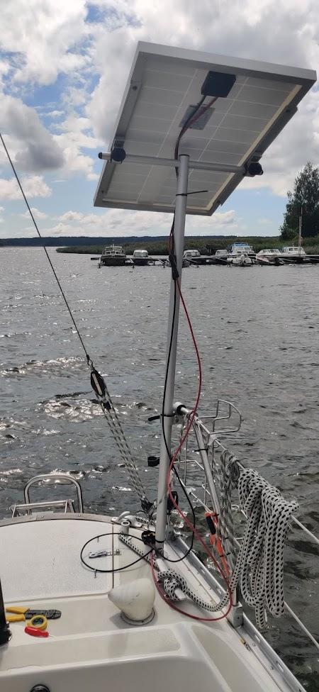 Veneen aurinkopaneelin asennus valmiina