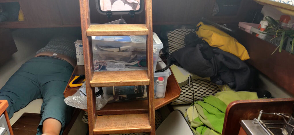 Veneen aurinkopaneelin asennus: Kapteeni asentamassa lataussäädintä