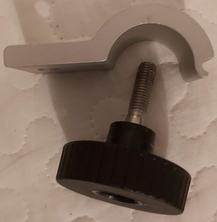 kaksi alumiinista osaa