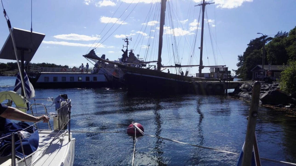 Iso puinen purjelaiva 