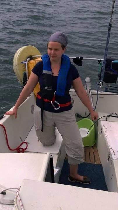 Nainen ohjaa purjevenettä