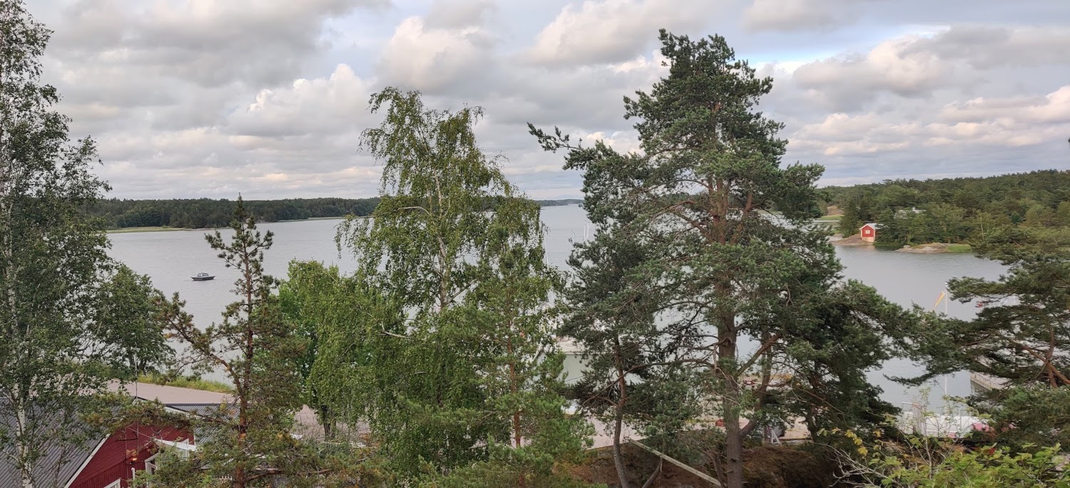 Lahti puiden takana korkealta mäeltä kuvattuna