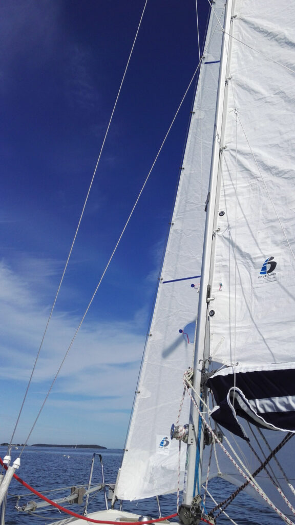 Kaksi purjetta nostettuna, mutta ei spinnupurjehdusta. 