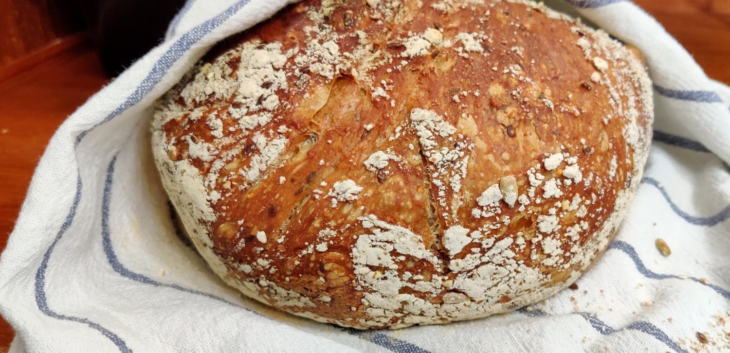 Uunituore leipä liinaan käärittynä