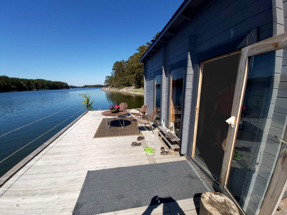 Bodö tarjoaa myös lauttasaunan, jonka  terassi kuvassa