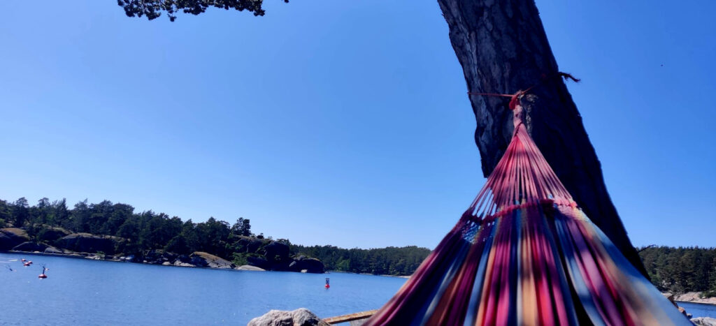 Bodö hellii veneilijää: riippumatto, taivas ja meri. 