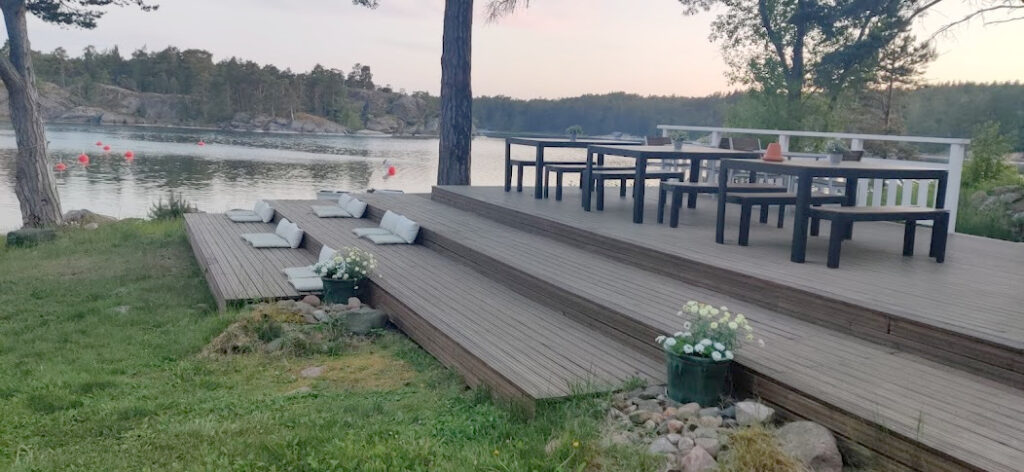 Bodö -tunnusmerkki, eli Terassialue rannassa