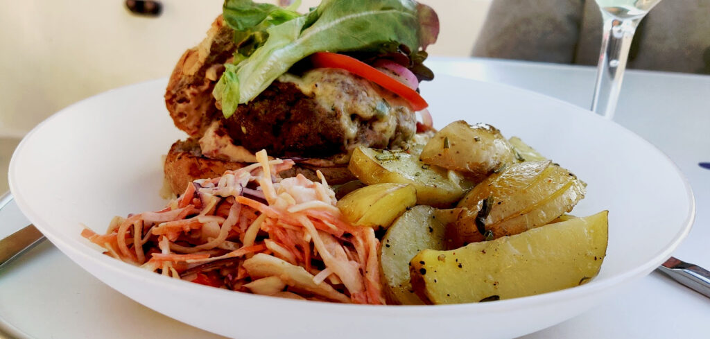 Venekokkaus on tuottanut hampurilaisen, yrttiperunoita ja salaattia