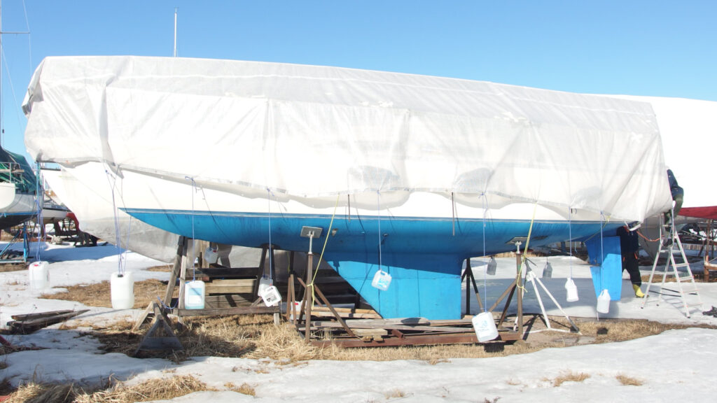 Purjevene pressun alla auringonpaisteessa