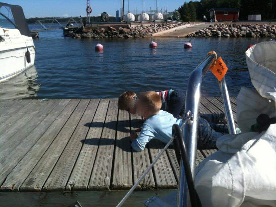 Kaksi poikaa laiturilla