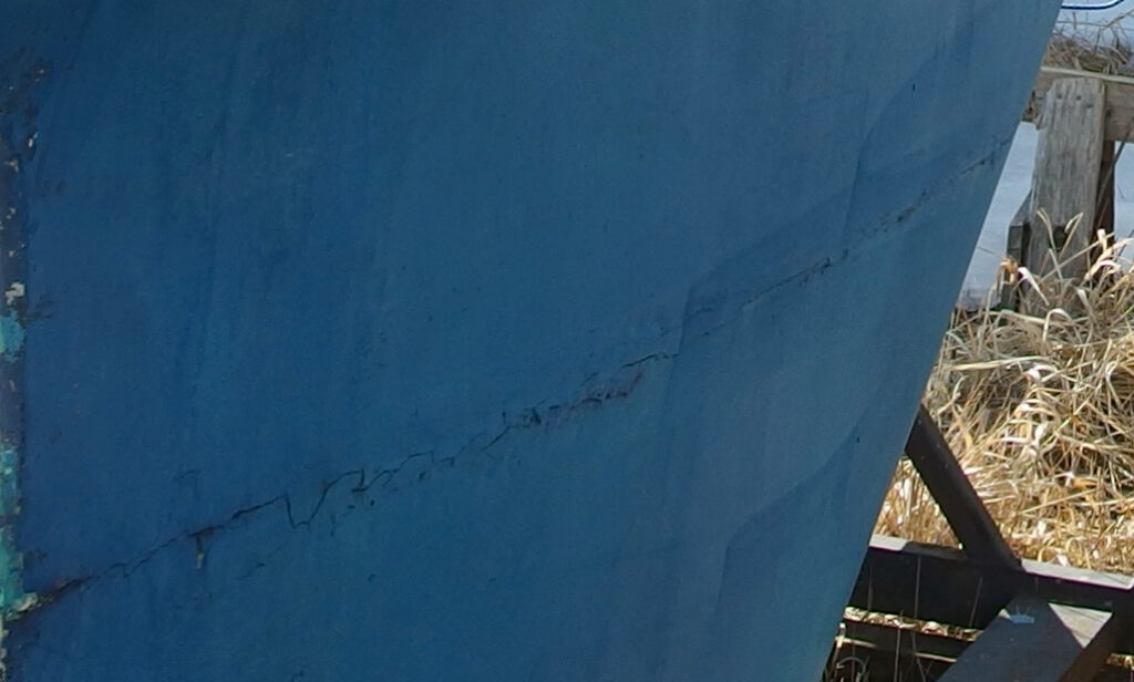 Sininen köli ja kölisuama: veneen keväthuollon suunnittelu pitää sisällään sen uusimisen 