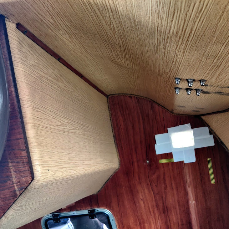 Laipio, jossa aukko monitoiminäyttöä varten ja teippimerkkejä. 