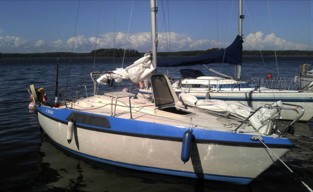 Vene auringonpaisteessa Sandholmsuddenissa