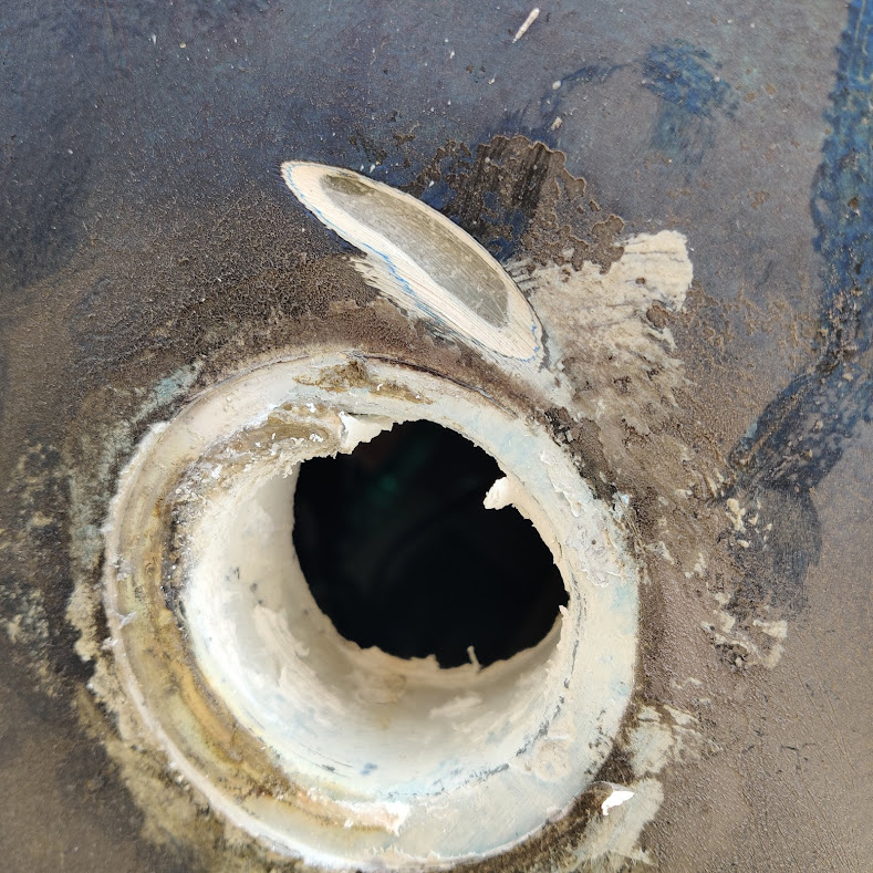 Avattu läpivienti ja sen yläpuolella ylimäääräinen reikä