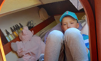 Poika ja pehmolelu keulapiikissä