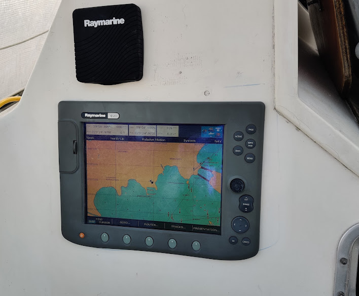 Kaksi näyttöä laipiossa.