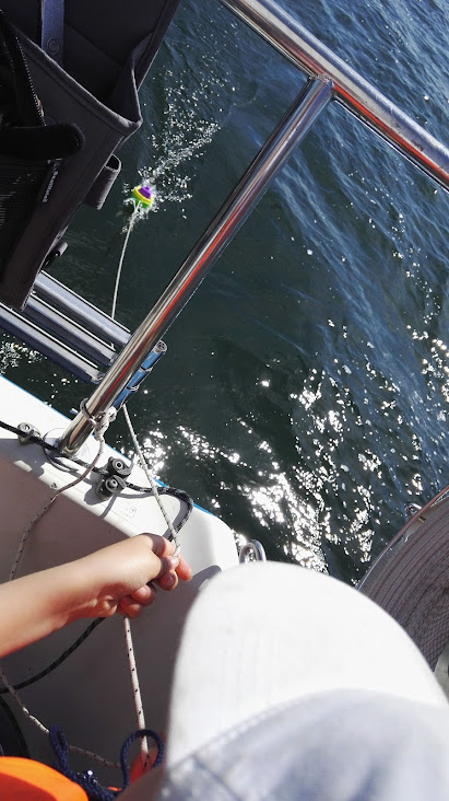 Leikkivene narun päässä 