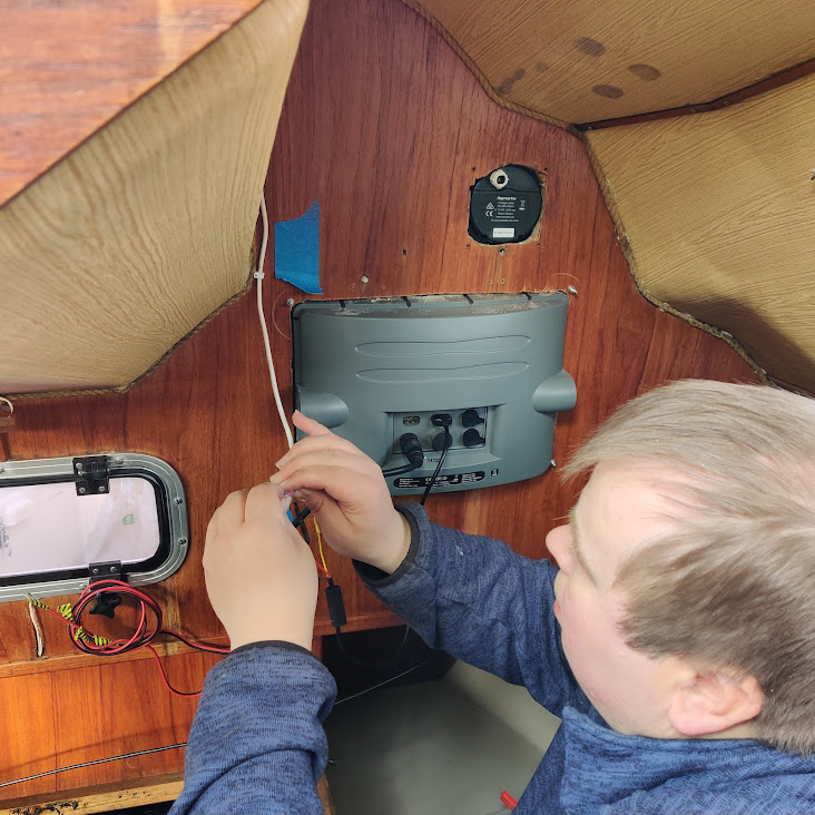 Kapteeni yhdistää johtoja