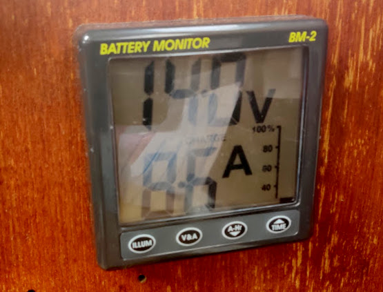 Akkumonitori näyttää, että sähköä saadaan. 