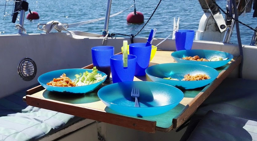 Asuminen veneessä tarkoittaa suyömistä ulkona: ateria katettuna istumakaukaloon