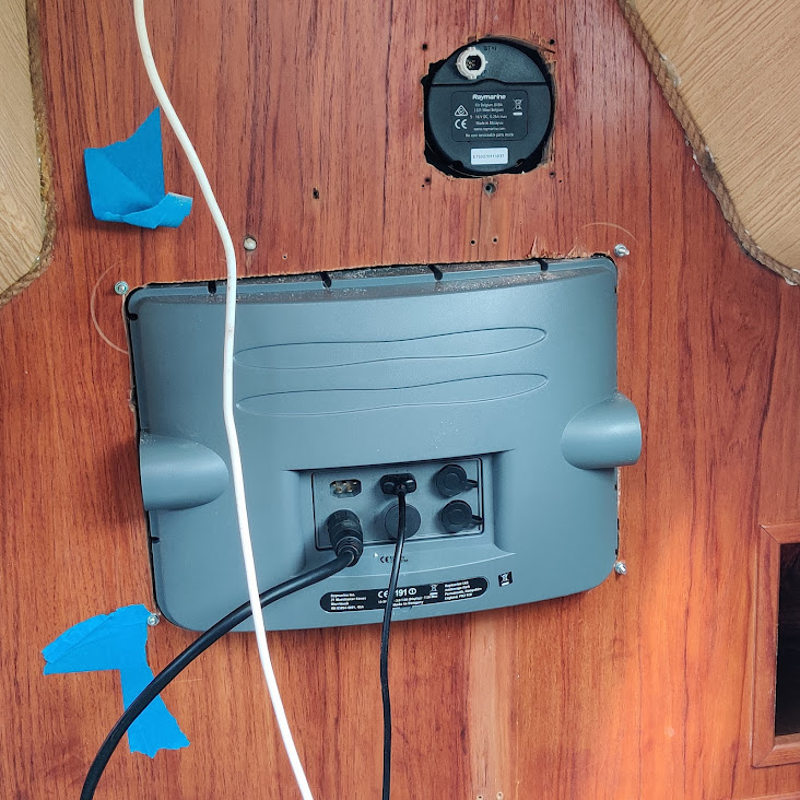 Plotterin takaosa asennuksen jälkeen.