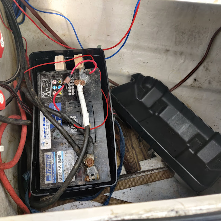 Akku ja johtoja sikin sokin.