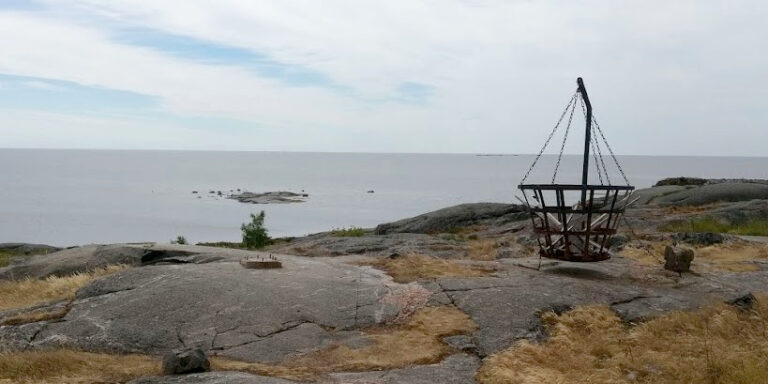 Utön majakkatulen kori kalliolla meren rannalla