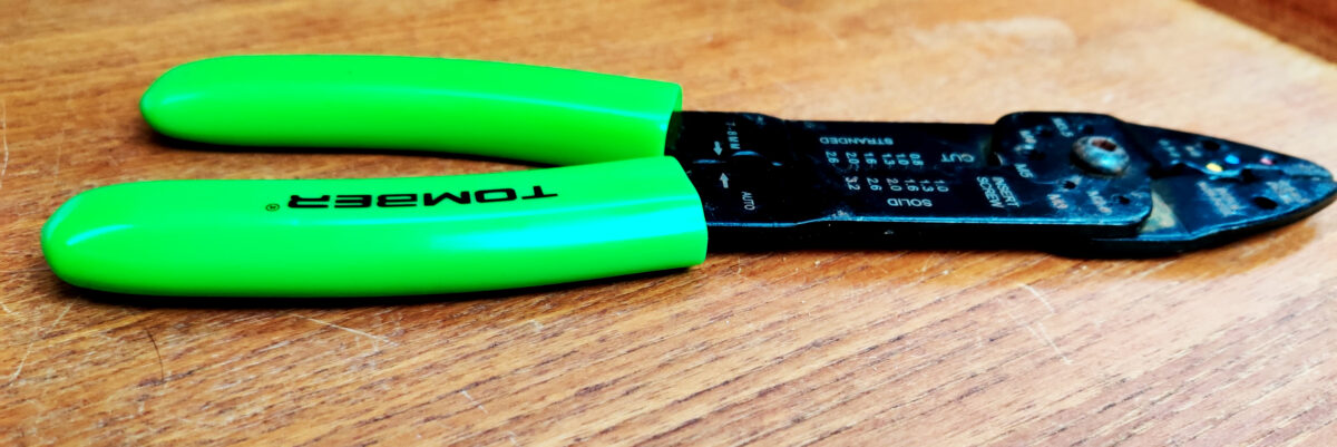 Sähköpihdit pöydällä