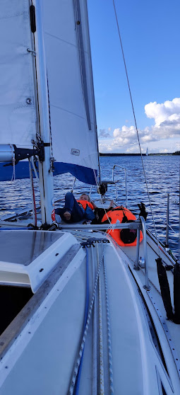 Lapset purjeveneen kannella: purjehdusloma menossa