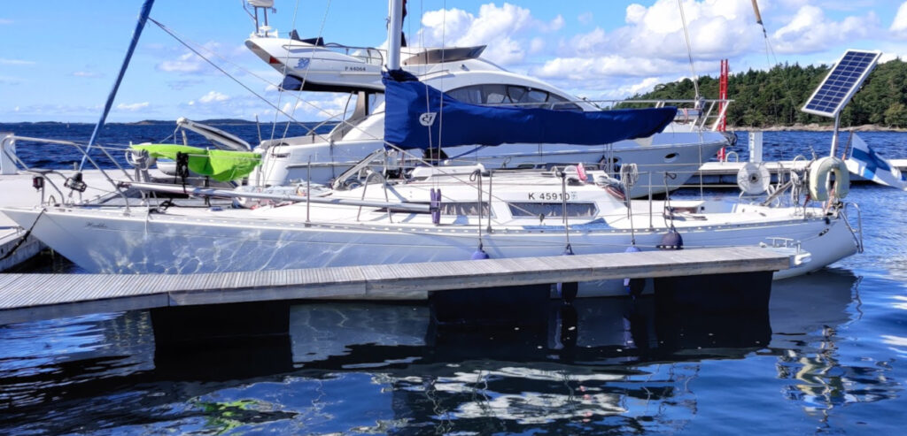 Purjevene laiturissa